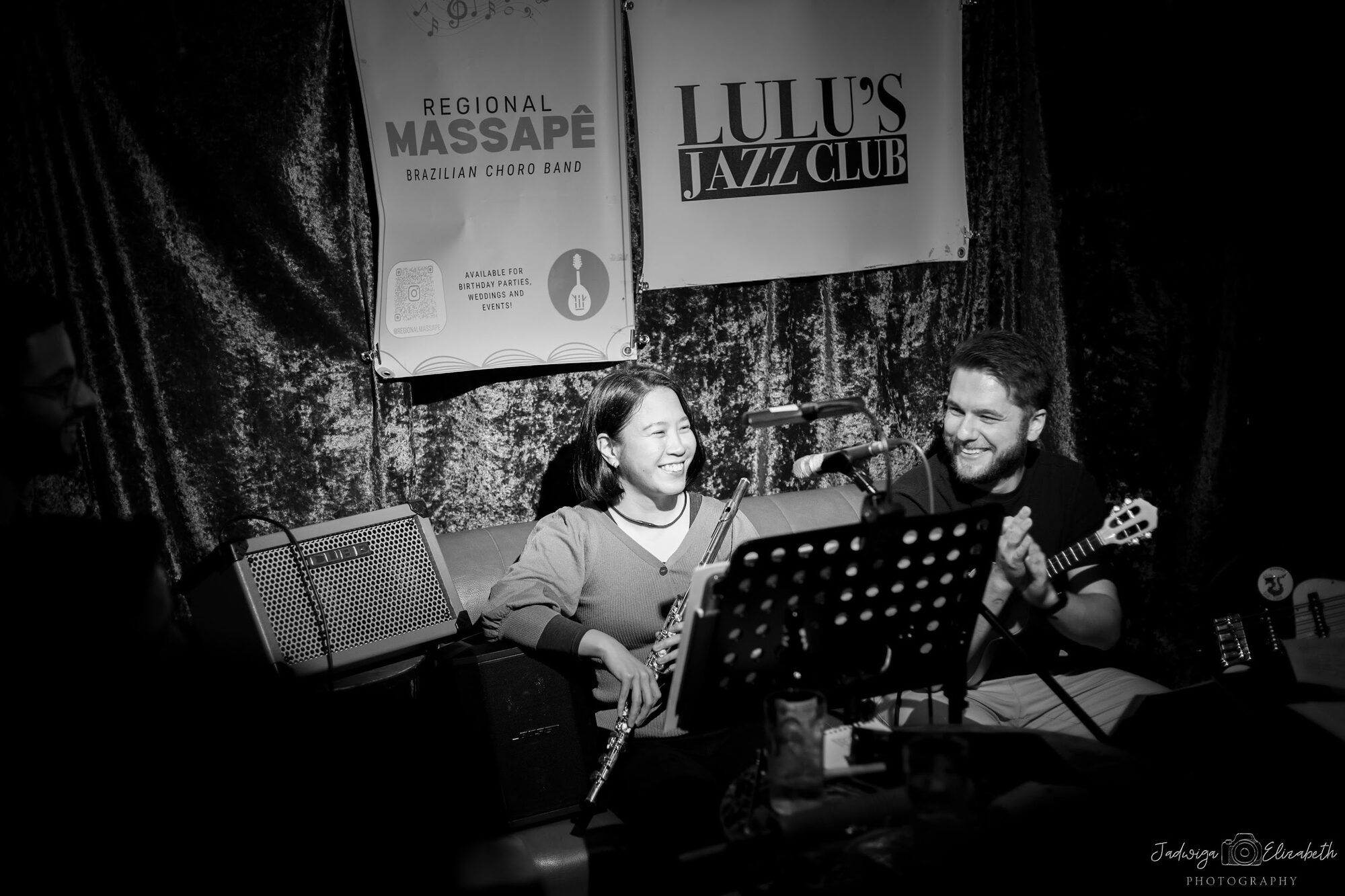 Czarno-białe: muzycy na małej scenie
