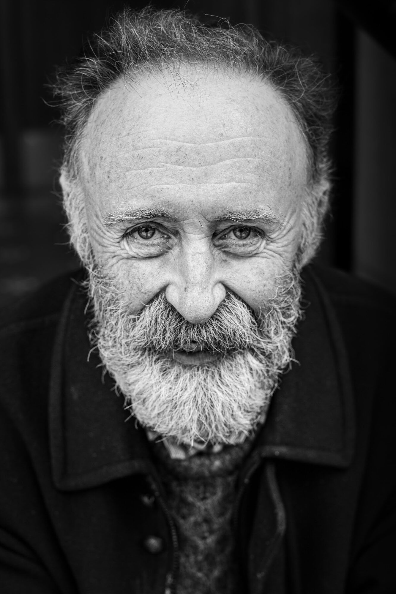 Czarno-biały portret starszego mężczyzny z siwą brodą