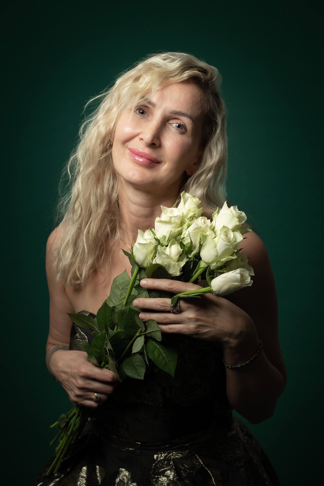 Blondynka z białymi różami, zielone tło